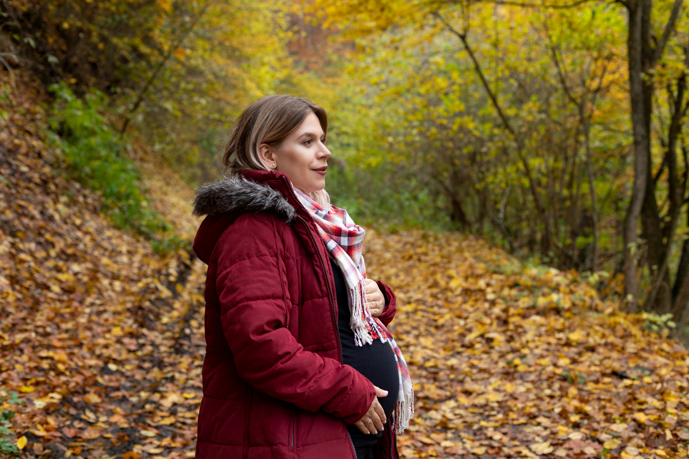 Maternity photo shooting in november outdoor